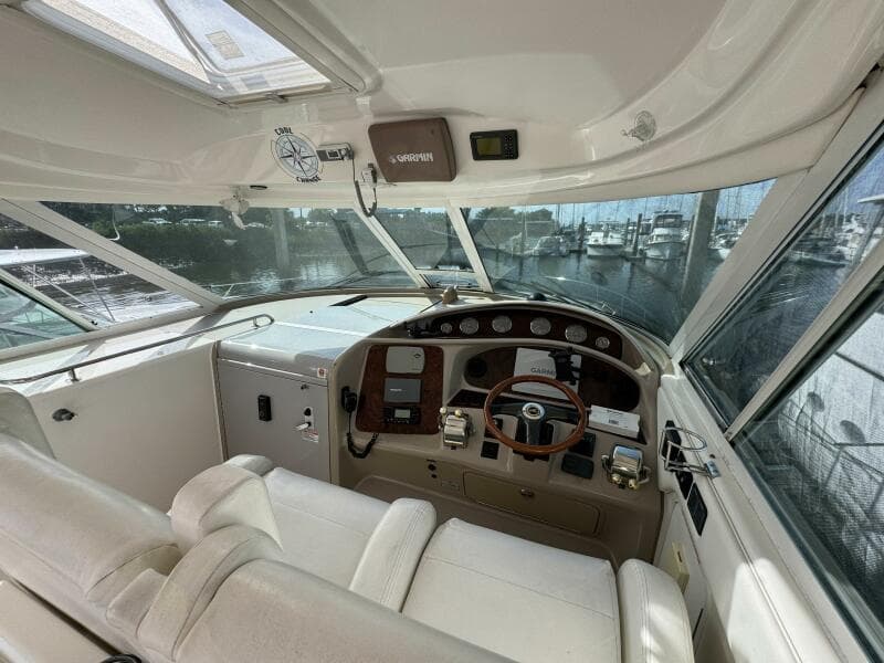 8 2004 Sea Ray 390 Helm Station