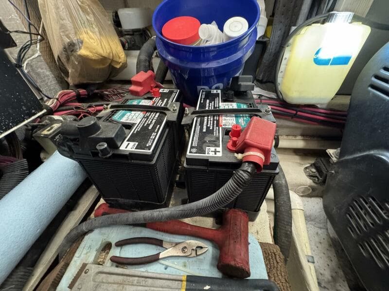 45 2004 Sea Ray 390 Engine Room