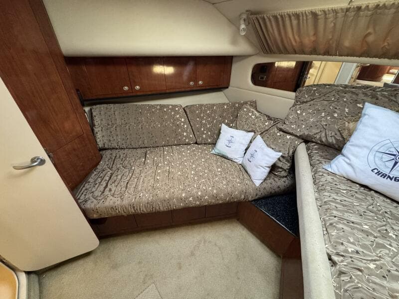 30 2004 Sea Ray 390 VIP Forward Stateroom