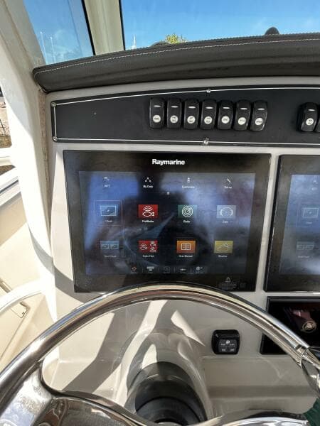 2017 33 Boston Whaler 330 Outrage Helm (2)