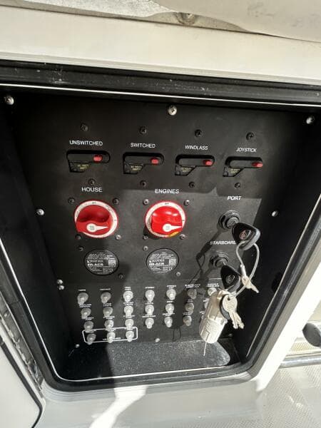 2017 33 Boston Whaler 330 Outrage Battery Switches