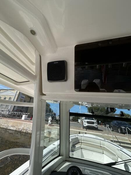 2017 33 Boston Whaler 330 Outrage Helm (9)