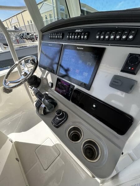2017 33 Boston Whaler 330 Outrage Helm (7)
