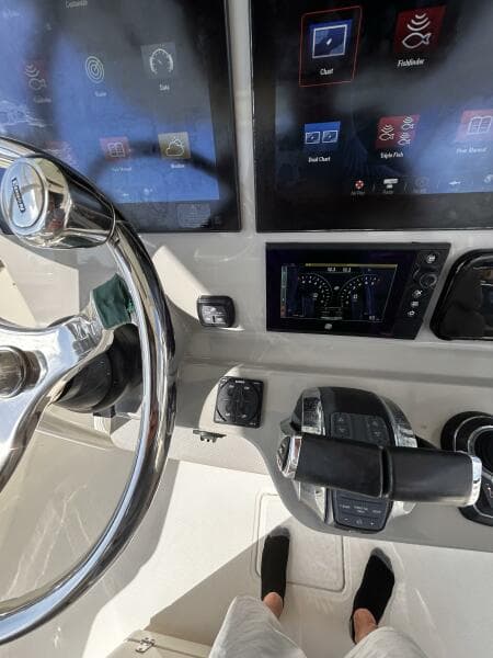 2017 33 Boston Whaler 330 Outrage Helm (5)