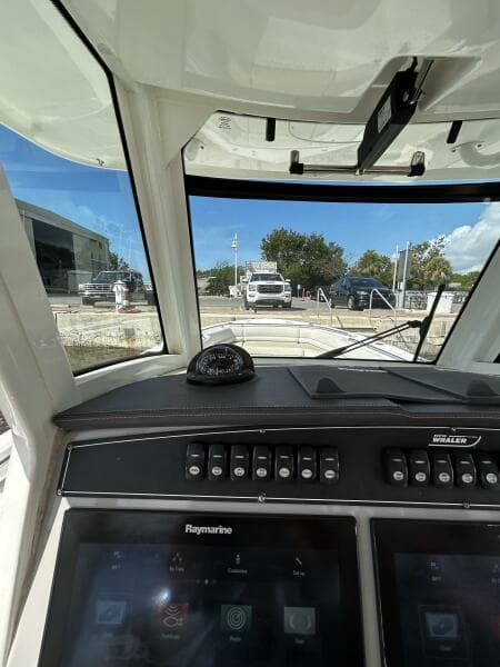 2017 33 Boston Whaler 330 Outrage Helm (8)