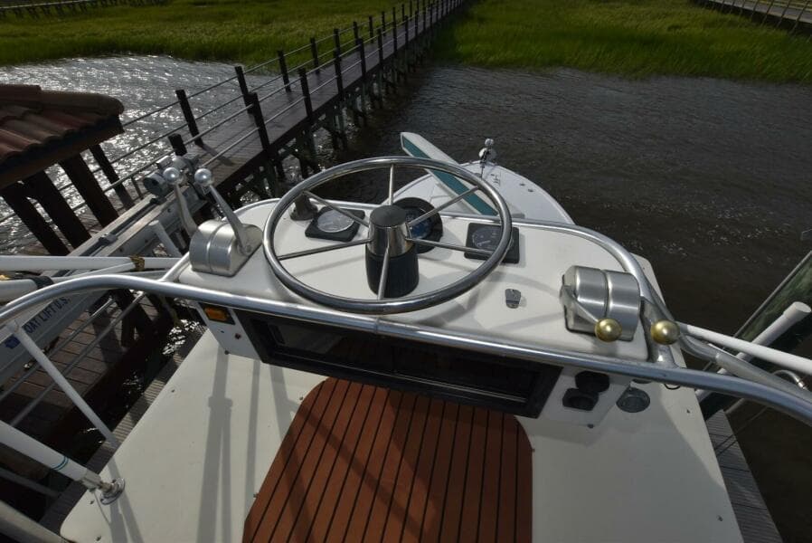 2001 Carolina Classic 28 Express Fisherman