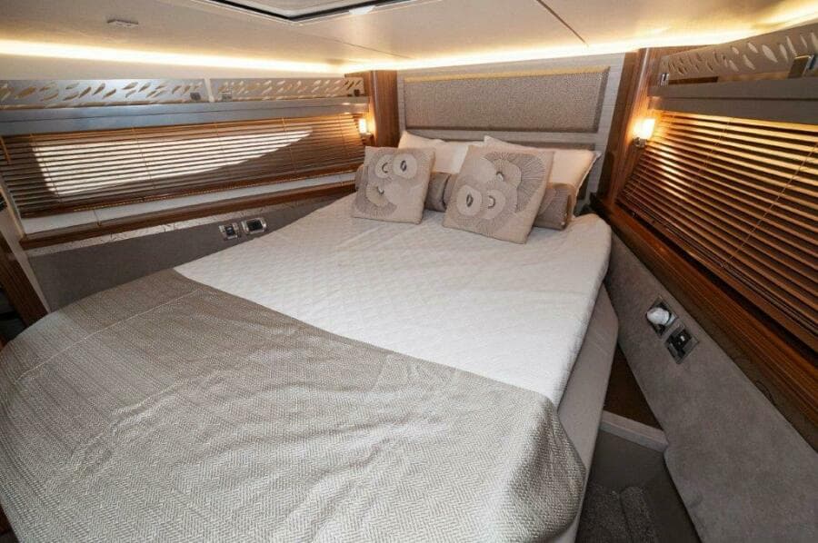 2018 Sea Ray L550 Flybridge- VIP SR 3