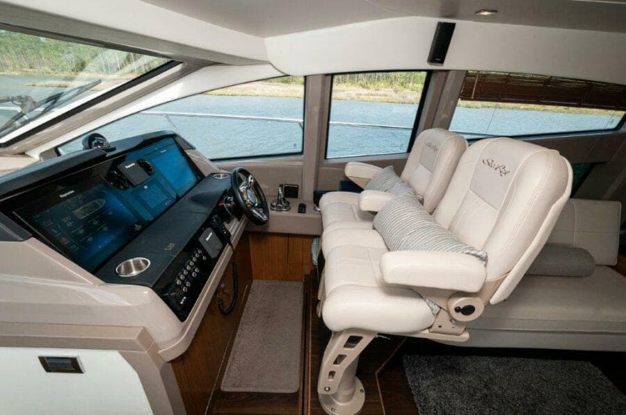 2018 Sea Ray L550 Flybridge-Helm 2