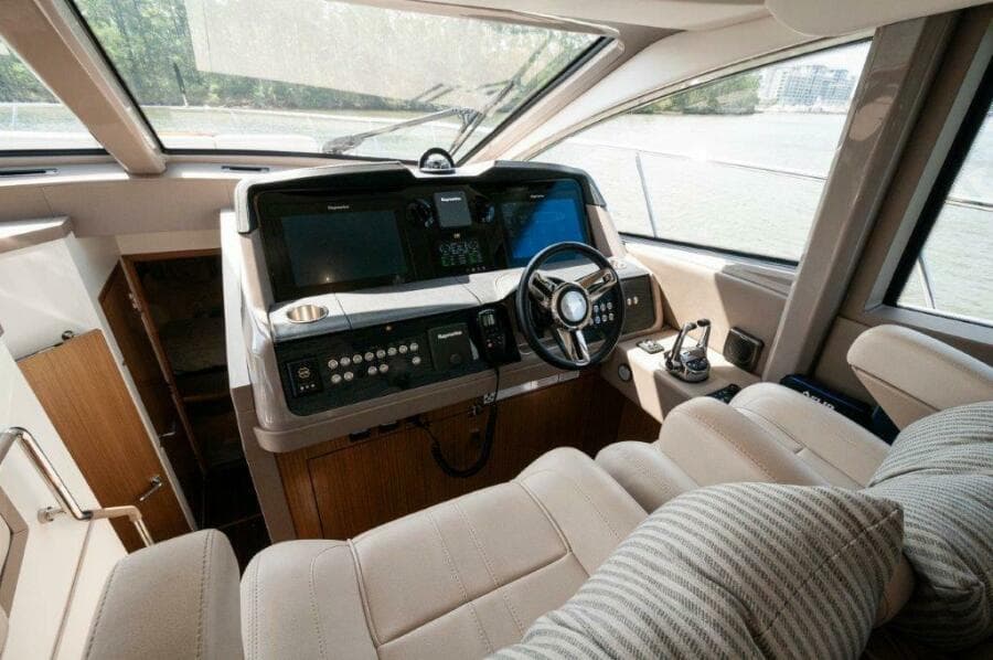 2018 Sea Ray L550 Flybridge-Helm 3