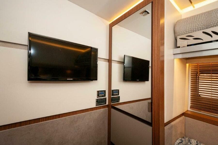 2018 Sea Ray L550 Flybridge- Twin SR 2