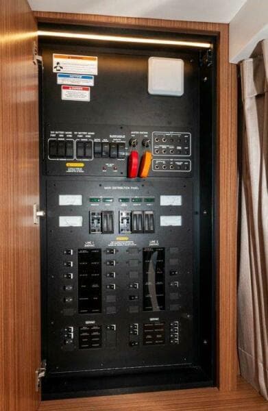 2018 Sea Ray L550 Flybridge-Breakers