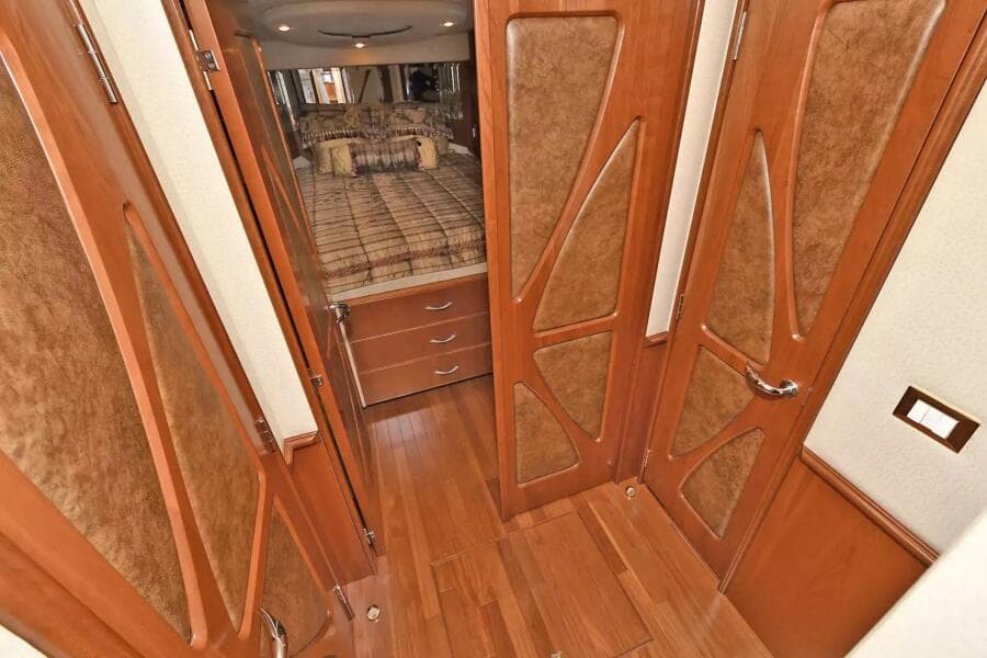 11 HalllookingatfwdVIP