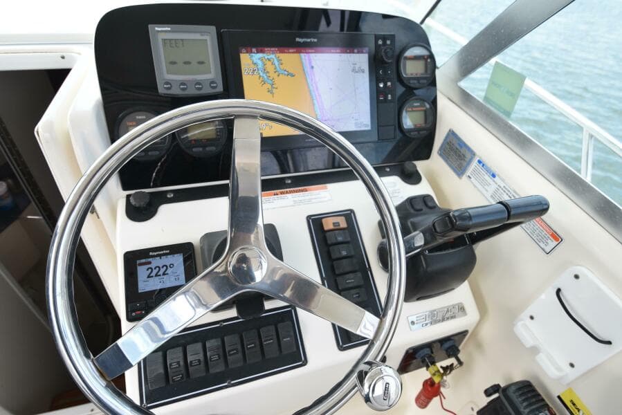 2005 Pursuit 3070 Offshore Express