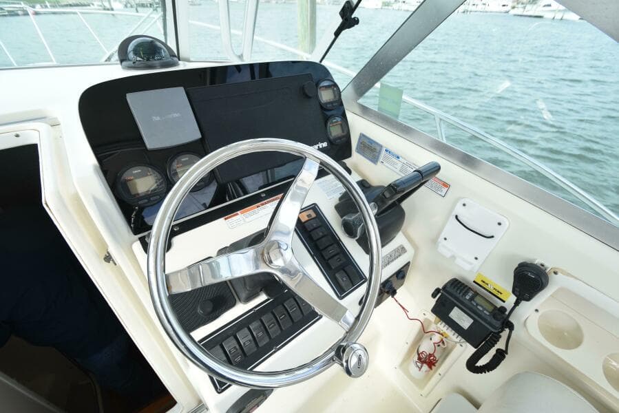 2005 Pursuit 3070 Offshore Express