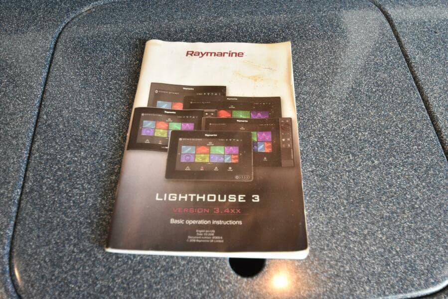 2005 Pursuit 3070 Offshore Express