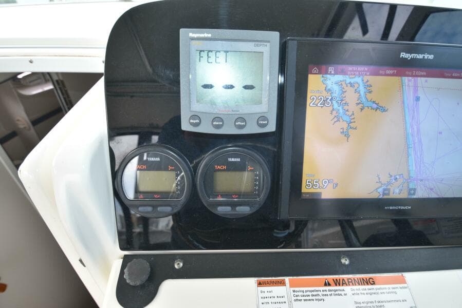 2005 Pursuit 3070 Offshore Express