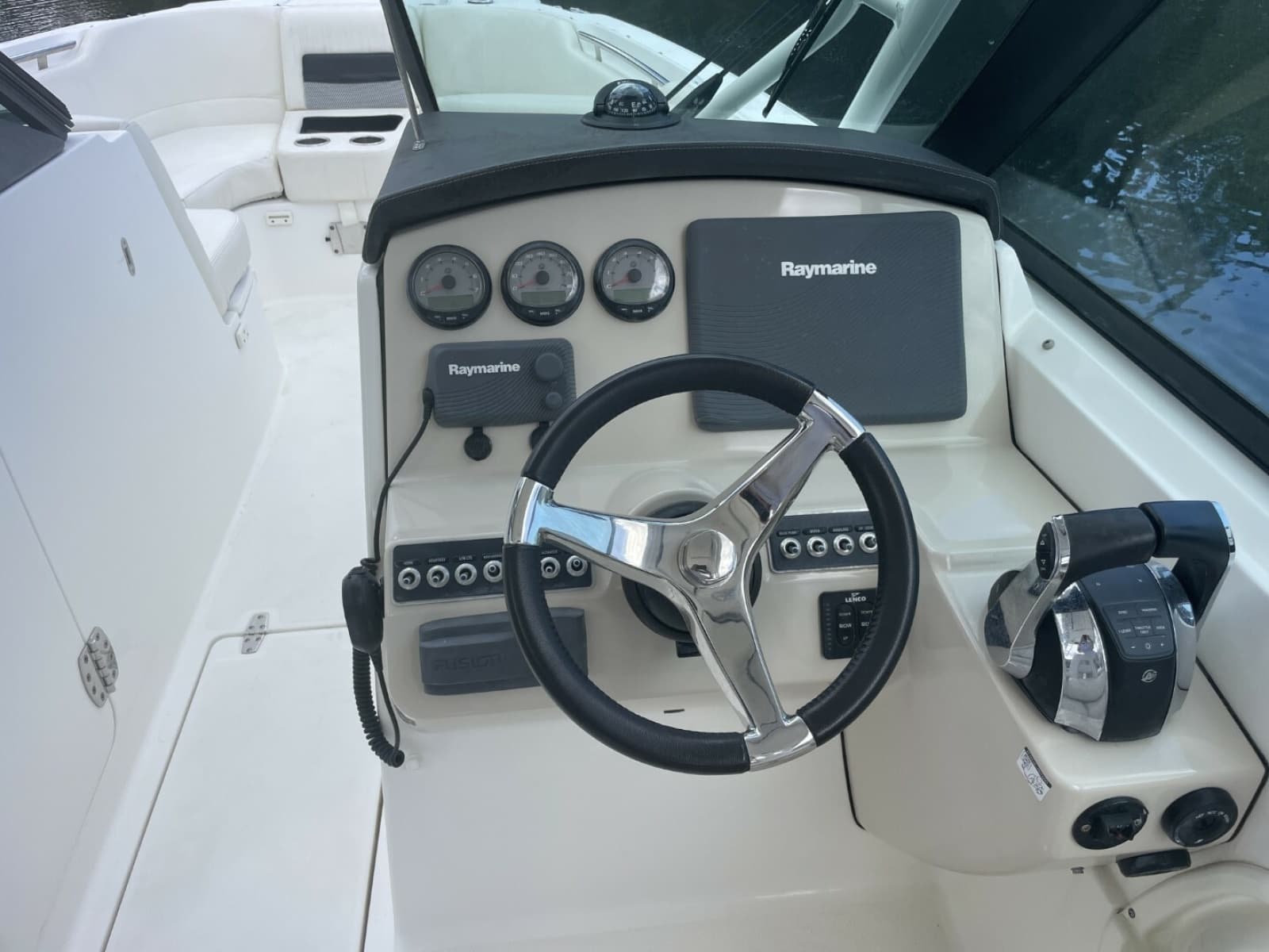 2016 Boston Whaler 270 Vantage