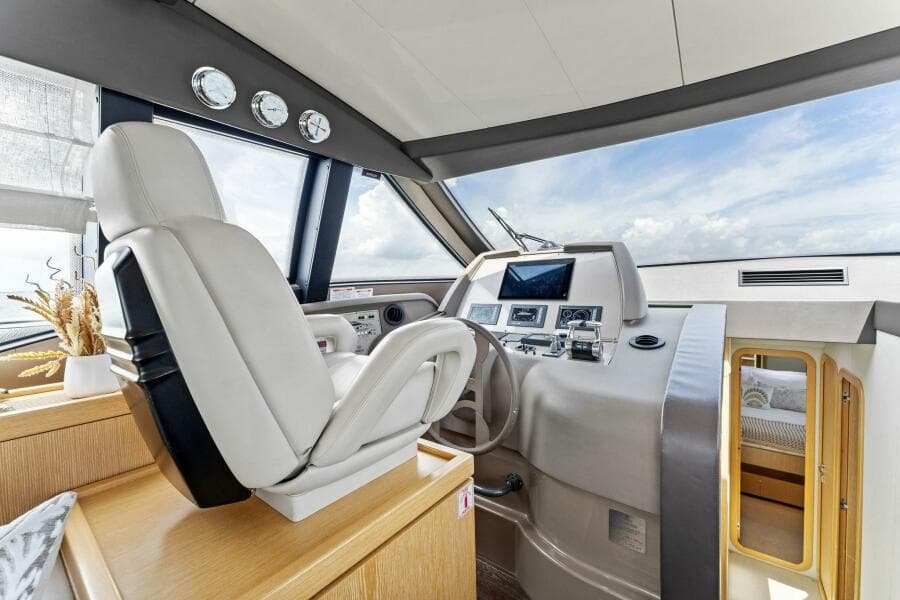 2013 Ferretti Yachts 620 Helm