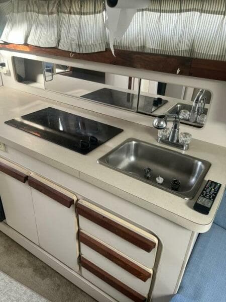 1989 Carver 2557 Montego