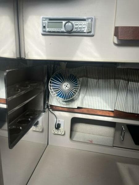 1989 Carver 2557 Montego