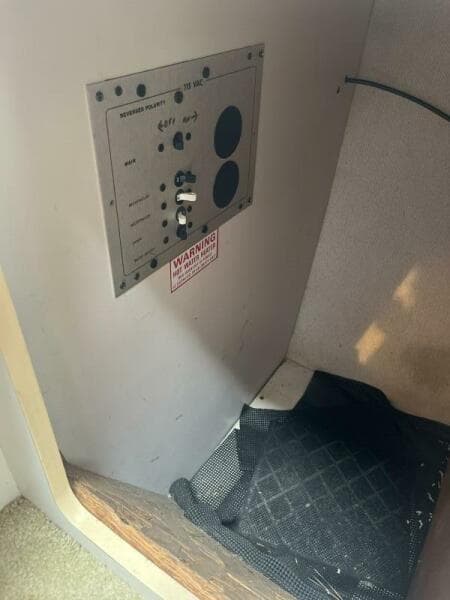 1989 Carver 2557 Montego