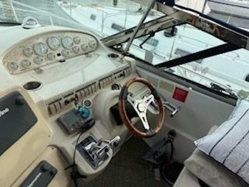 1998 Cruisers Yachts 4270