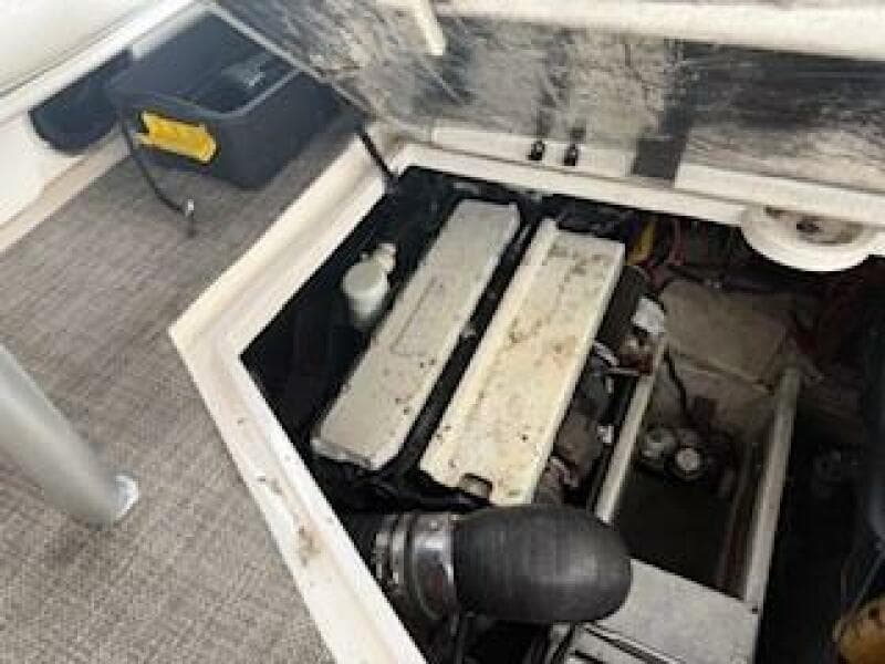 1998 Cruisers Yachts 4270