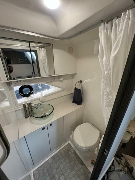 2023 Sea Ray 320 Sundancer - Photo 29