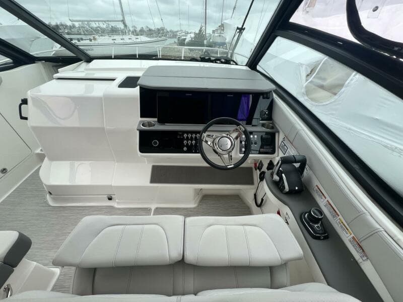 2023 Sea Ray 320 Sundancer - Photo 30