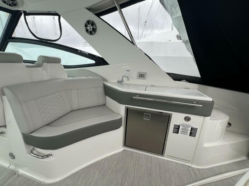 2023 Sea Ray 320 Sundancer - Photo 36