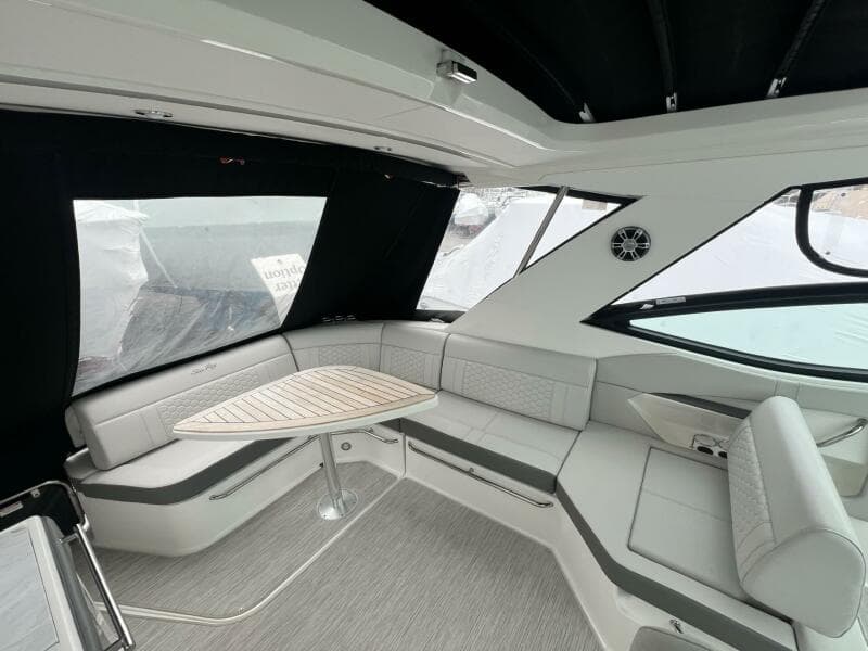 2023 Sea Ray 320 Sundancer - Photo 35