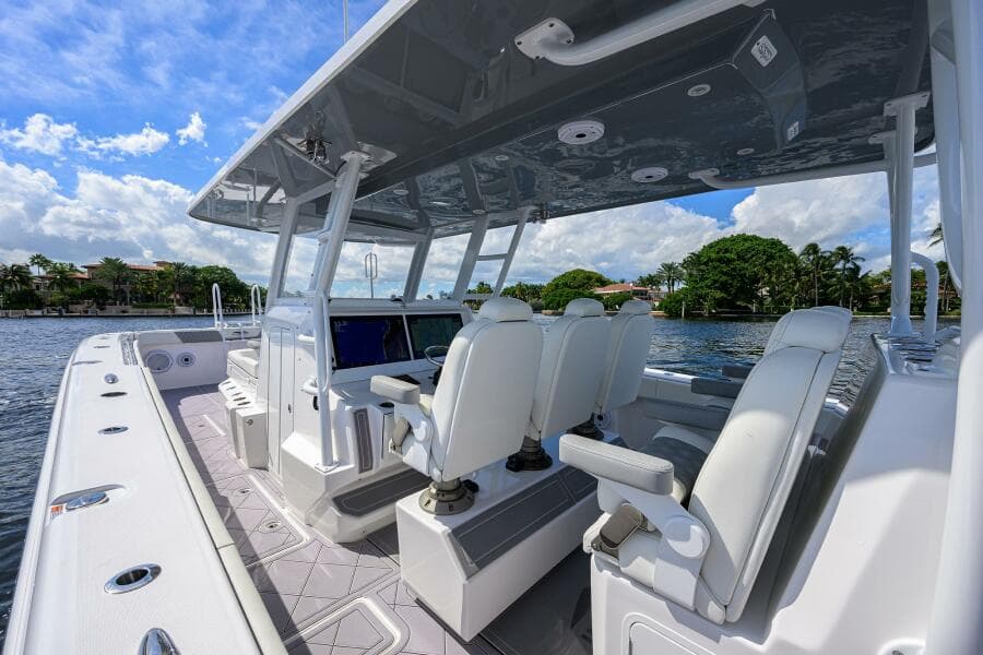 Invincible 46 Argento II - Exterior Helm