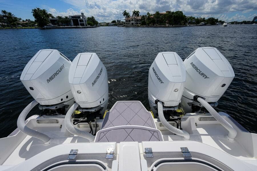 Invincible 46 Argento II - Exterior Engines