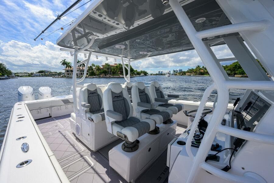 Invincible 46 Argento II - Exterior Helm