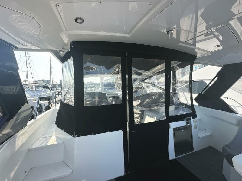 2017 Cruisers Yachts 390 Express Coupe