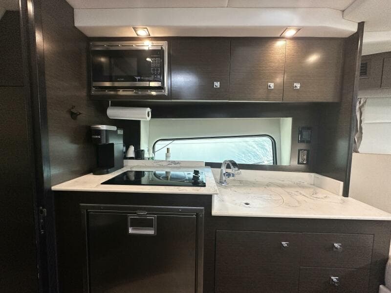 2017 Cruisers Yachts 390 Express Coupe