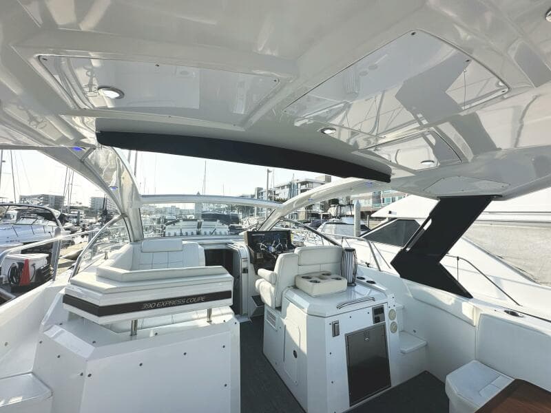 2017 Cruisers Yachts 390 Express Coupe