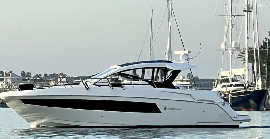 2017 Cruisers Yachts 390 Express Coupe