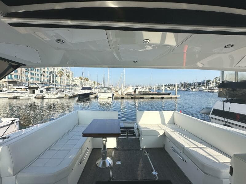 2017 Cruisers Yachts 390 Express Coupe