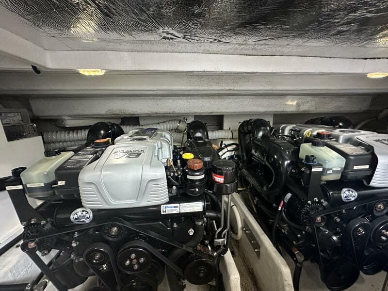 2017 Cruisers Yachts 390 Express Coupe