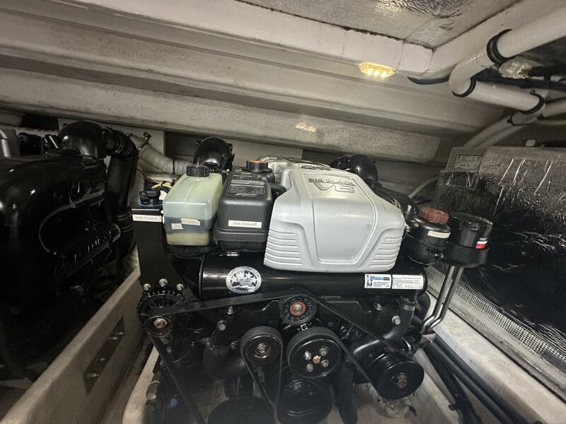 2017 Cruisers Yachts 390 Express Coupe