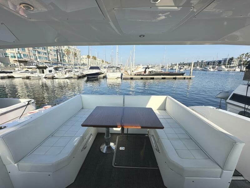 2017 Cruisers Yachts 390 Express Coupe