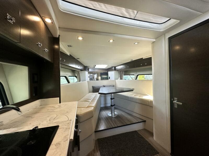 2017 Cruisers Yachts 390 Express Coupe