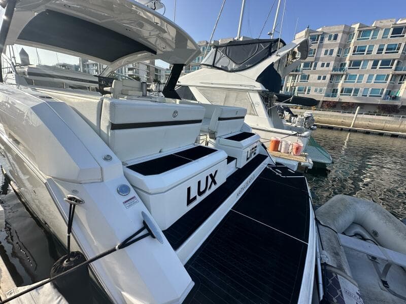 2017 Cruisers Yachts 390 Express Coupe