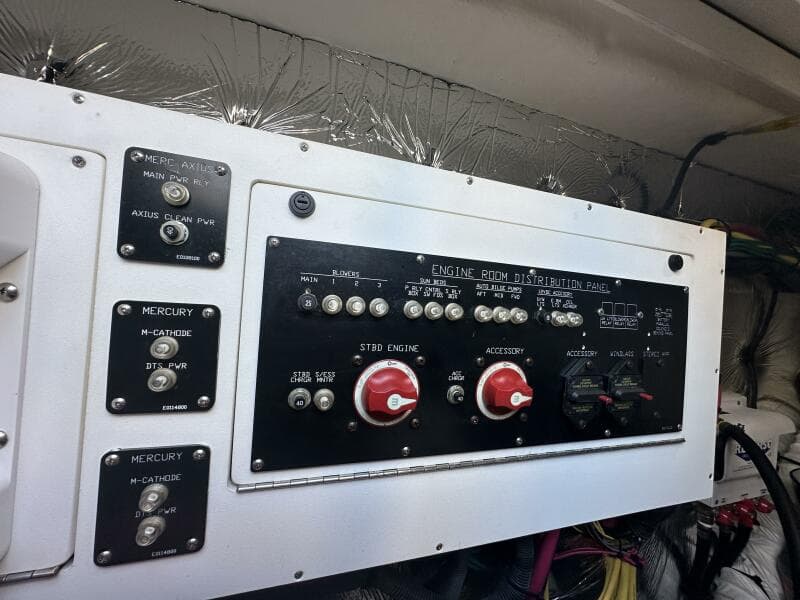 2017 Cruisers Yachts 390 Express Coupe