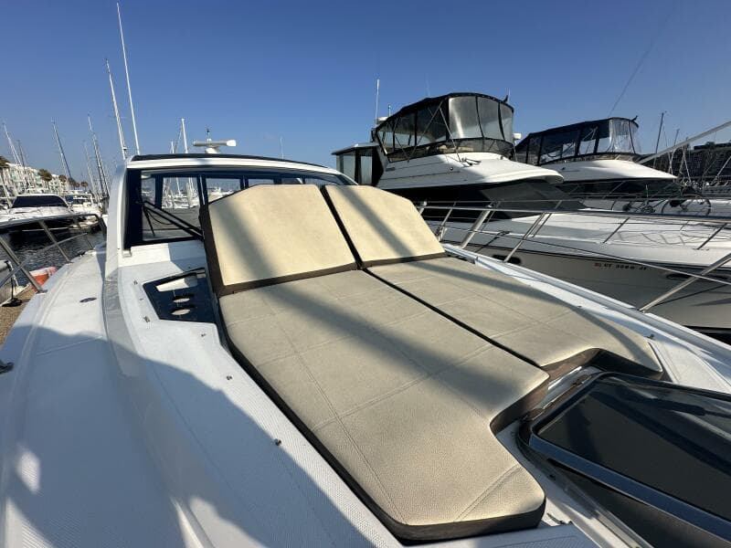 2017 Cruisers Yachts 390 Express Coupe