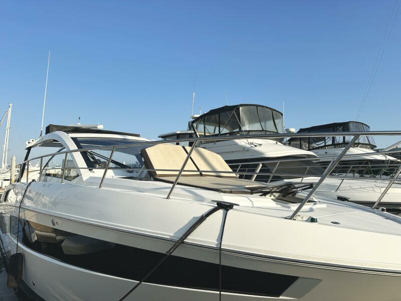 2017 Cruisers Yachts 390 Express Coupe