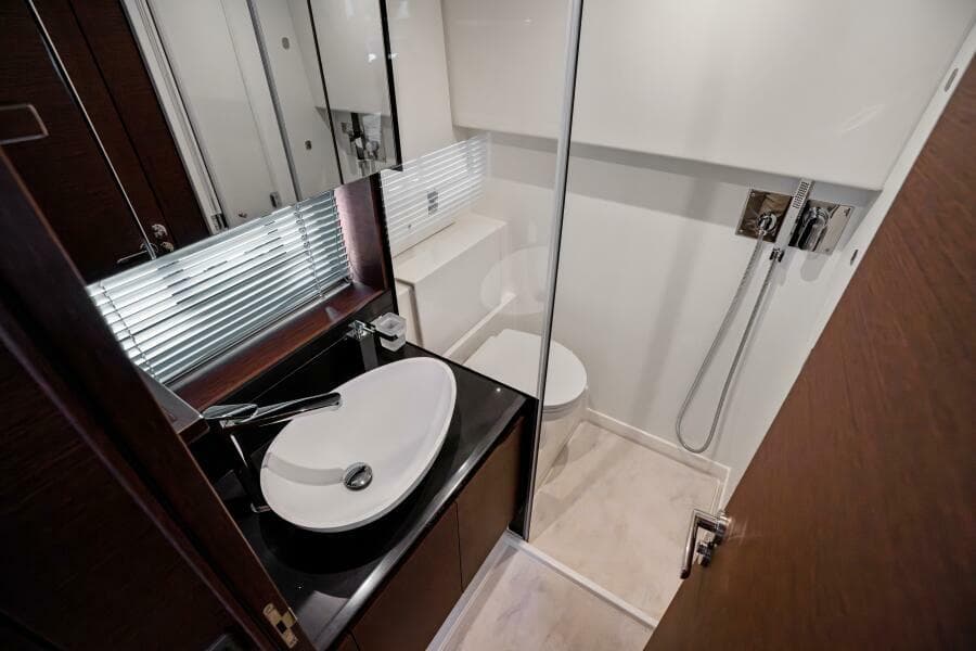 2024 46 Prestige Flybridge -VIP Stateroom Head