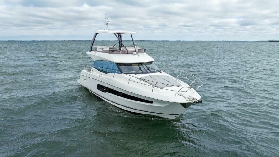 2024 46 Prestige Flybridge - Profile