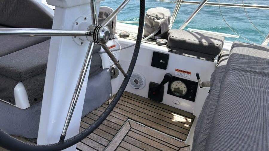 11 Cockpit Beneteau 461 2020